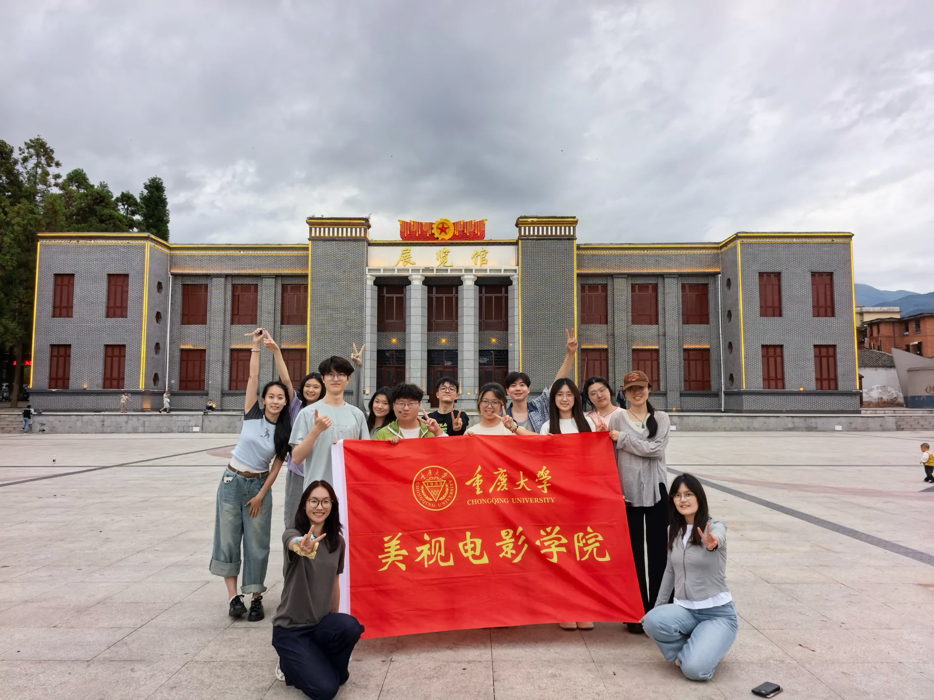 赴林夕华实践团在昭觉县展览馆前合影