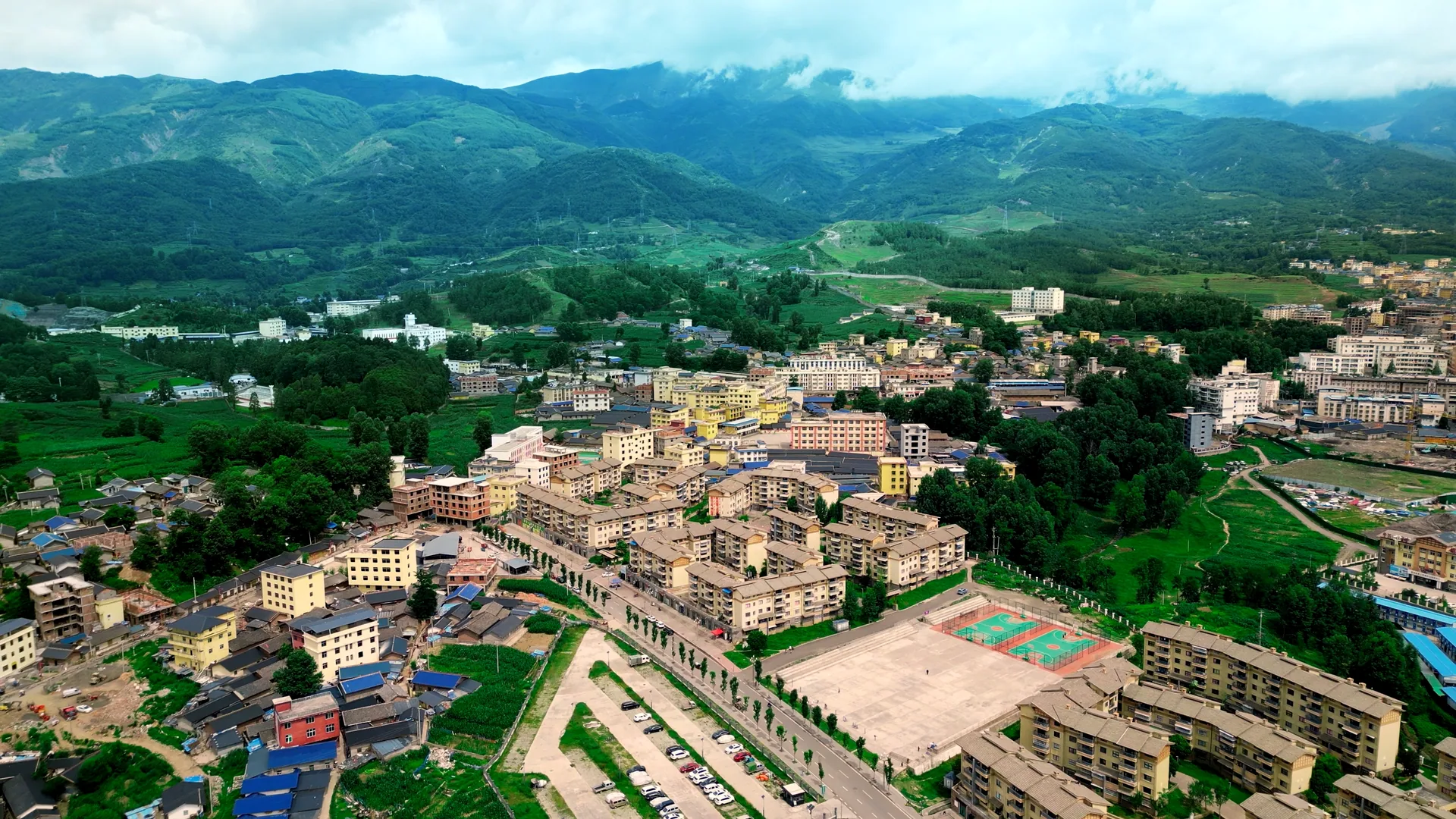 昭觉县城与周边山地航拍全景
