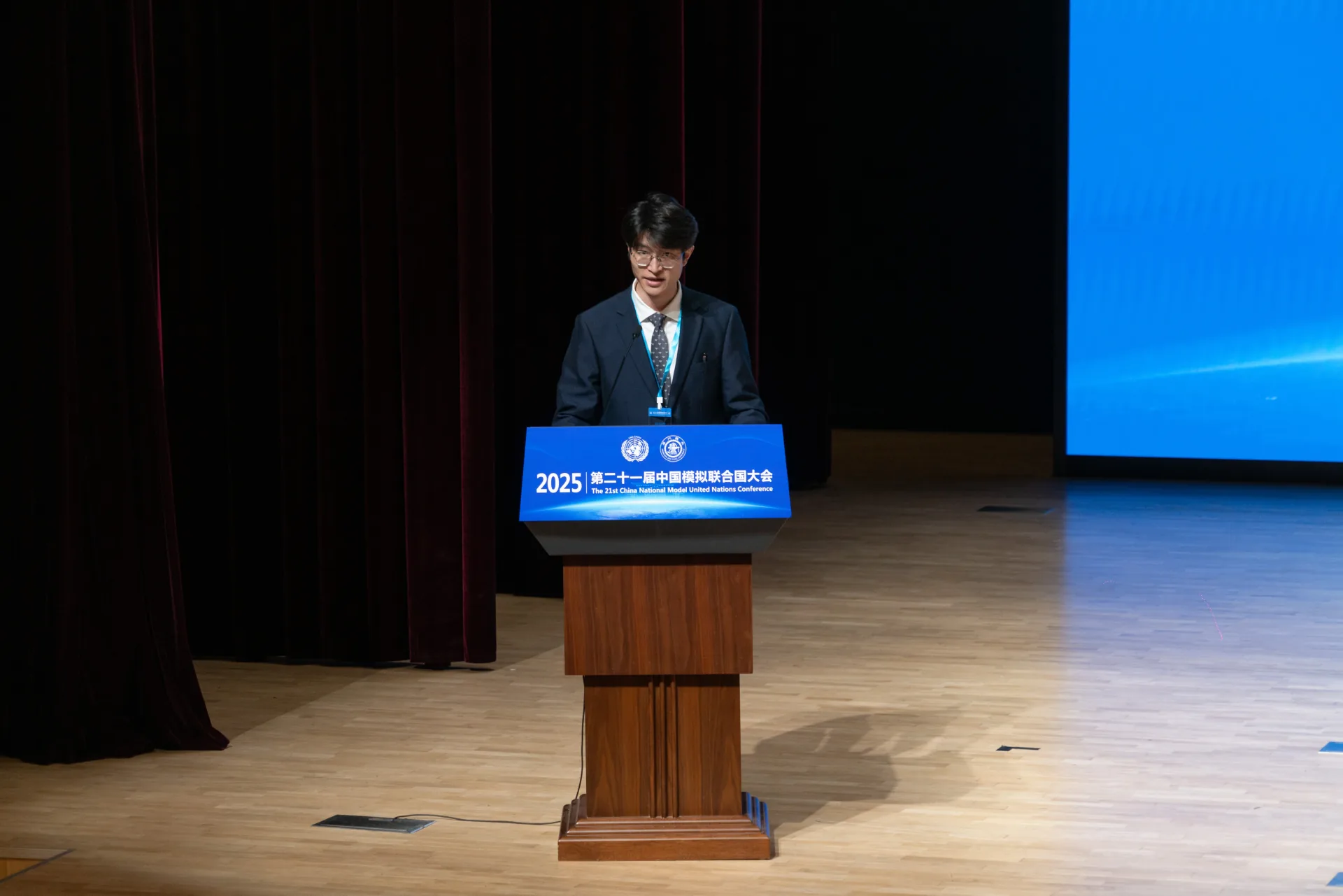 郭子谦在第二十一届中国模拟联合国大会闭幕式讲台发言