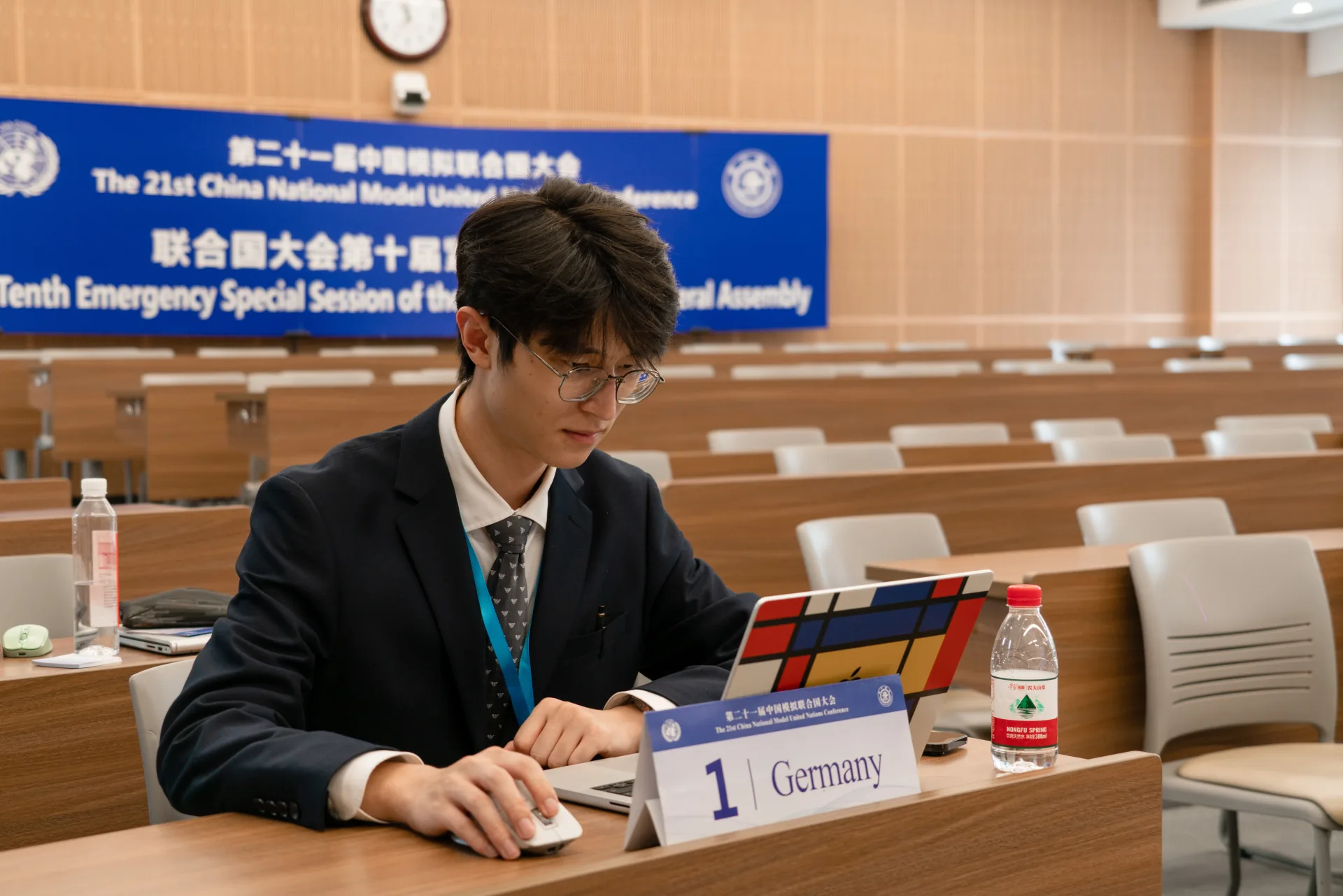 郭子谦与其他代表在第二十一届中国模拟联合国大会背景板前合影