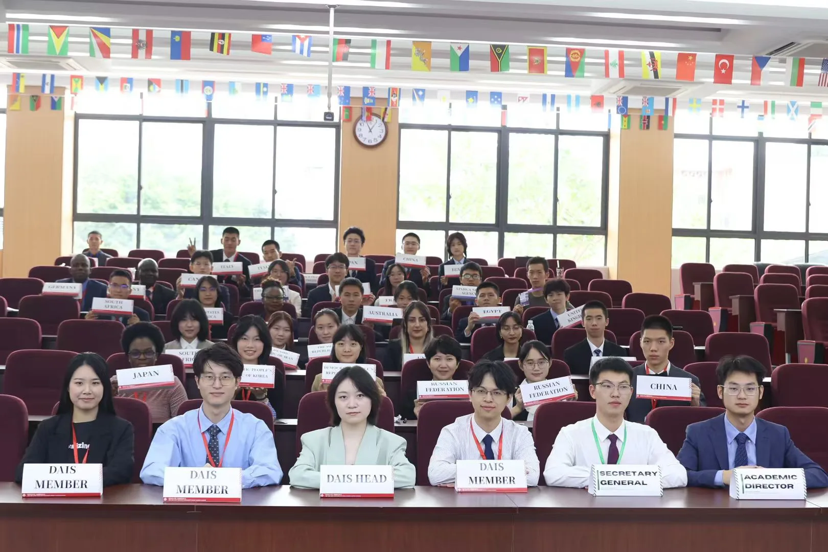 模拟联合国活动会场中的代表与主席团成员