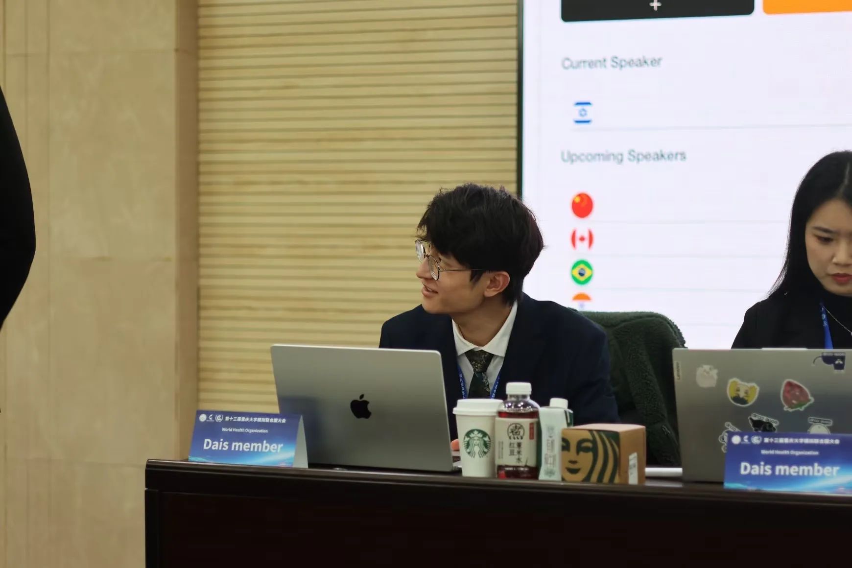 郭子谦作为主席团成员参与模拟联合国会议