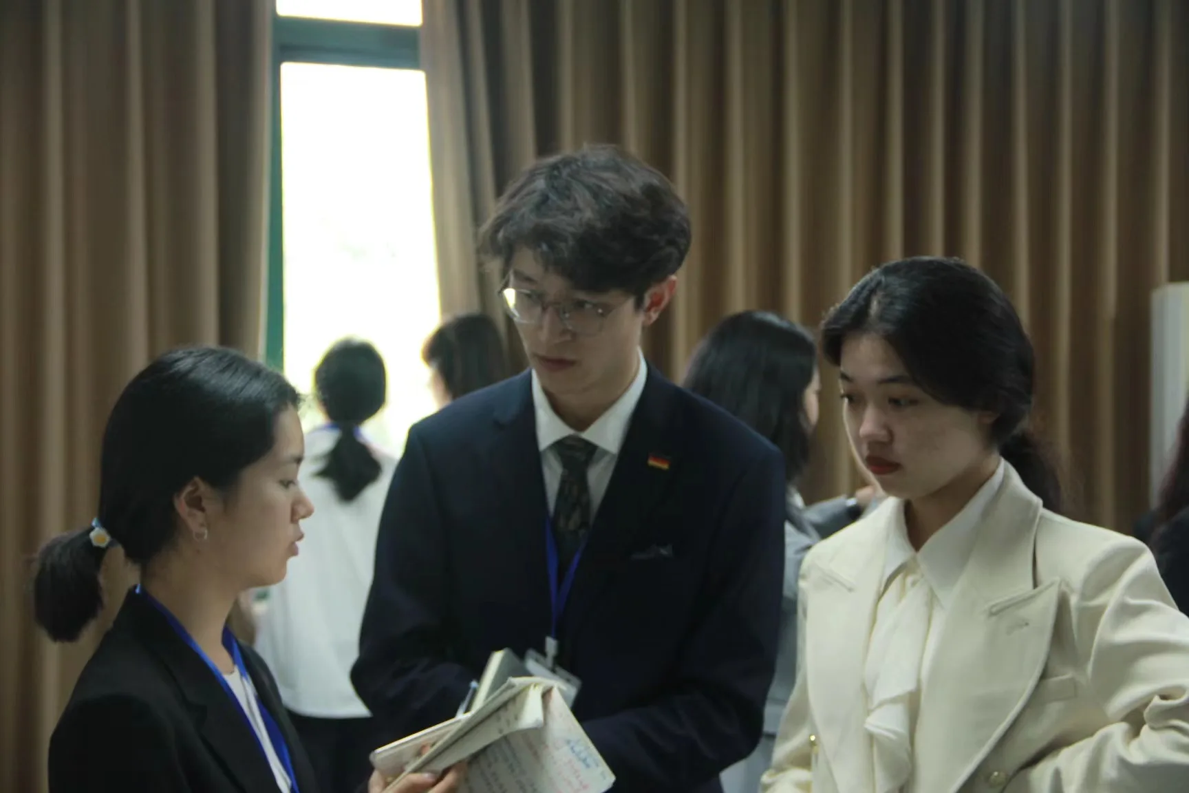 郭子谦在模拟联合国会场与其他参与者讨论