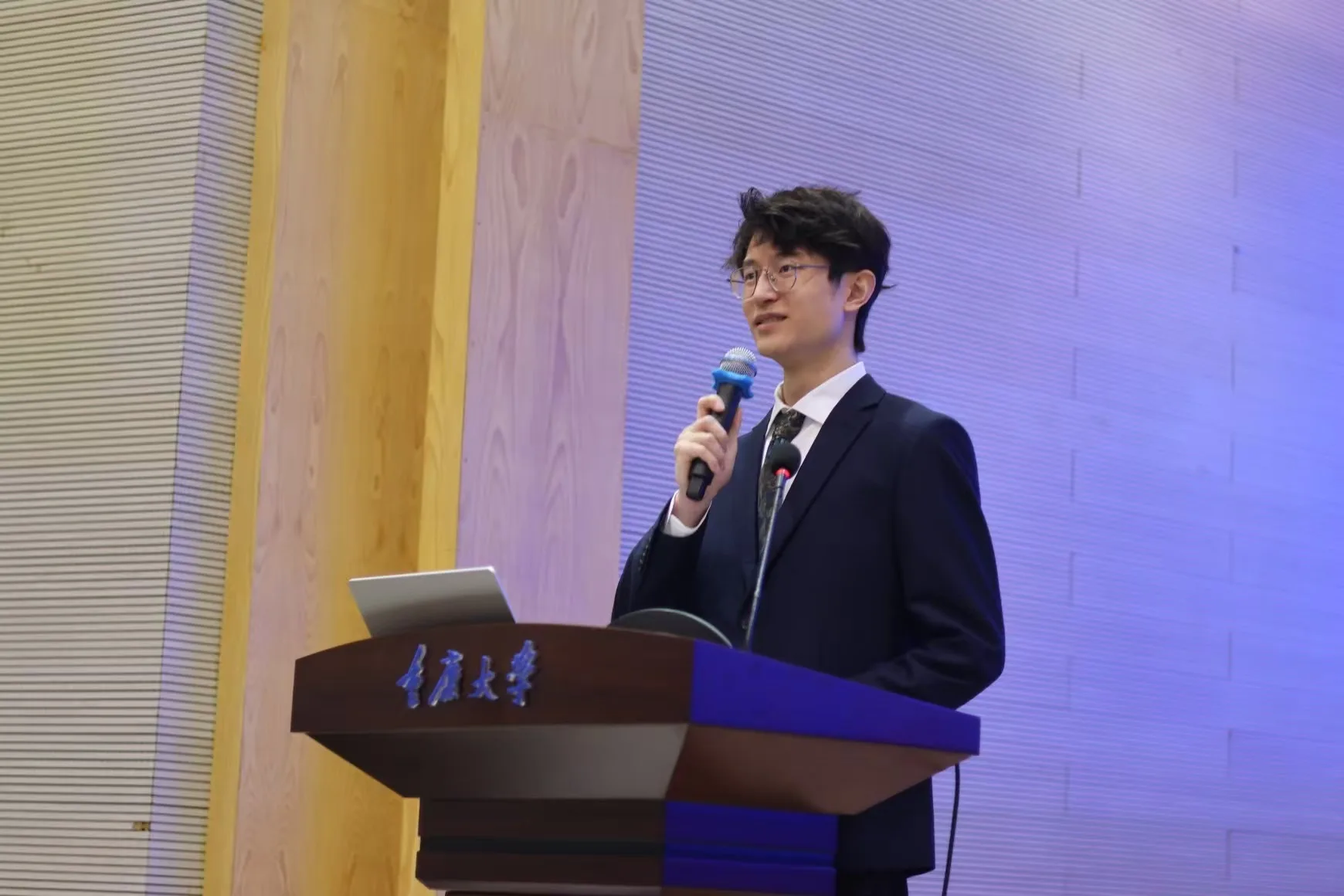 郭子谦在重庆大学模拟联合国活动中发言