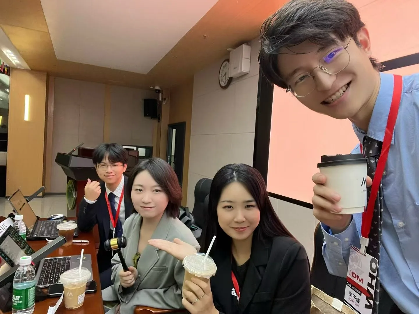 郭子谦与模拟联合国活动成员在会场合影