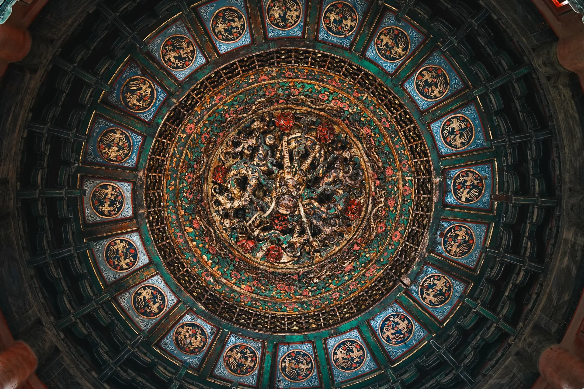 传统建筑彩绘藻井的中心构图
