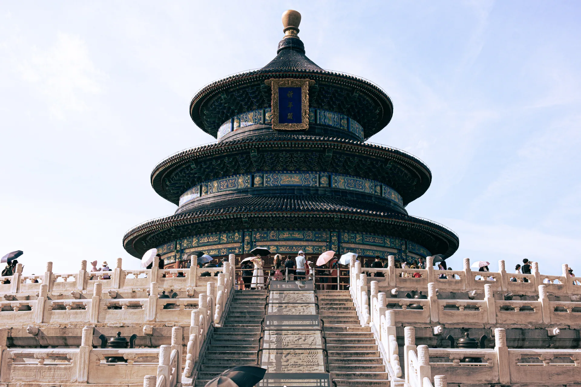 沿台阶仰望天坛祈年殿