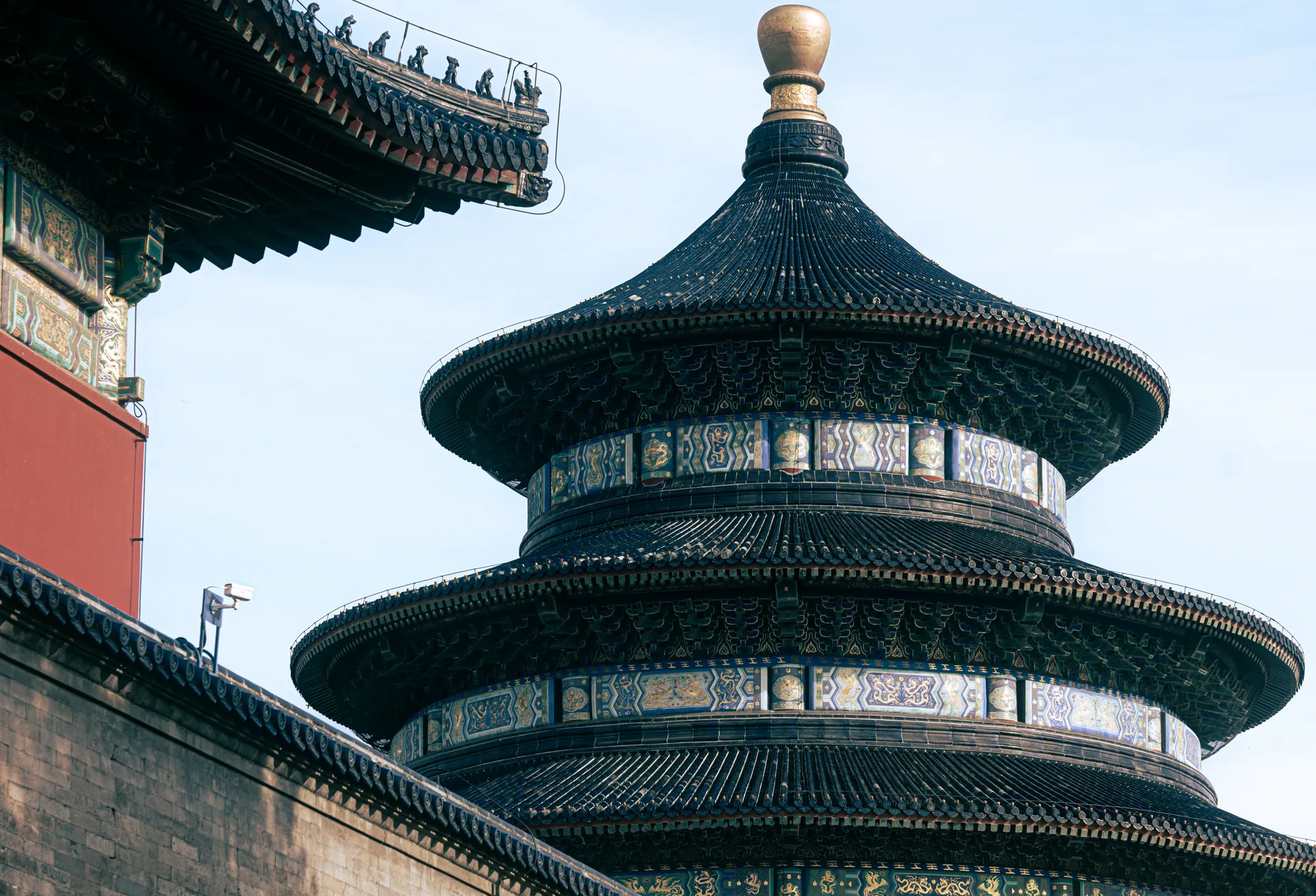 红墙与檐角框景中的天坛祈年殿