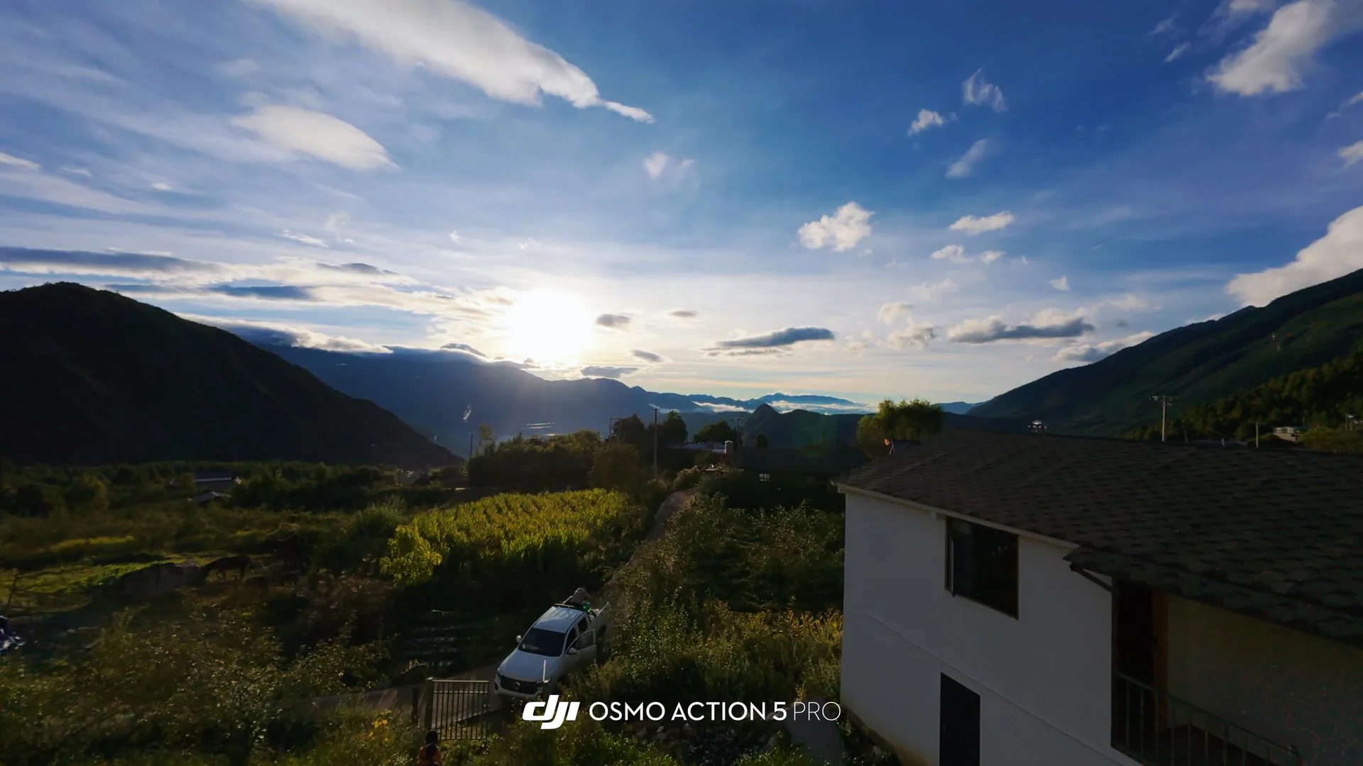 夕阳映照下的山谷村落
