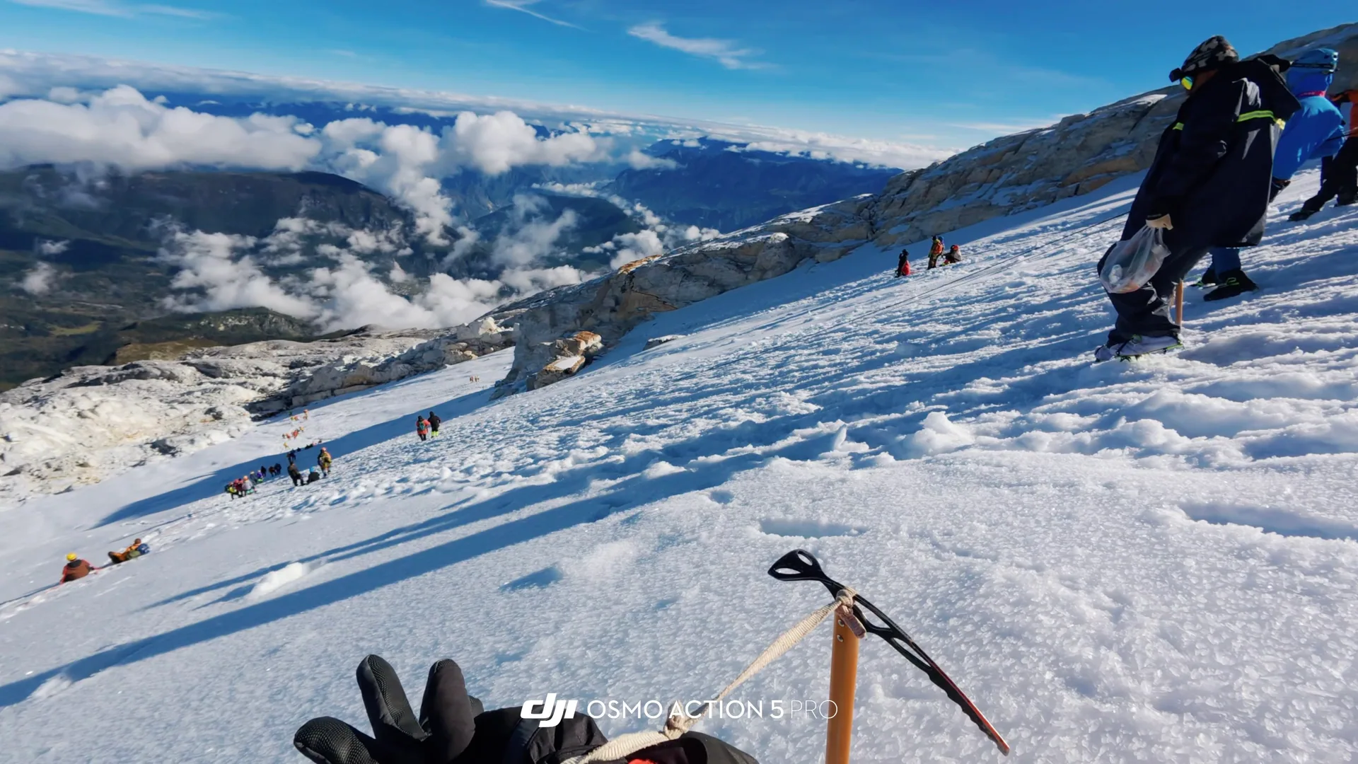 登山途中俯瞰雪坡与云海