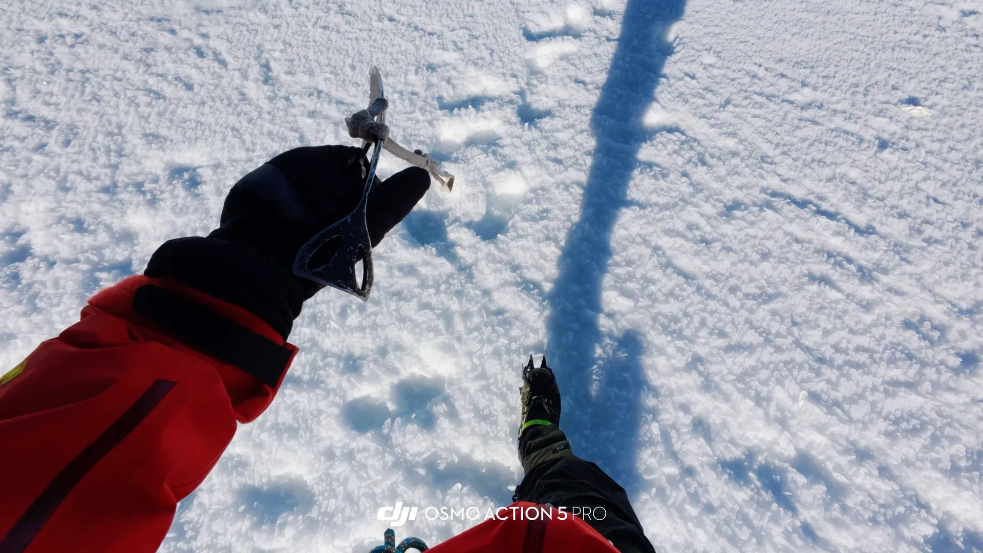 登山者踩在雪面上的第一视角