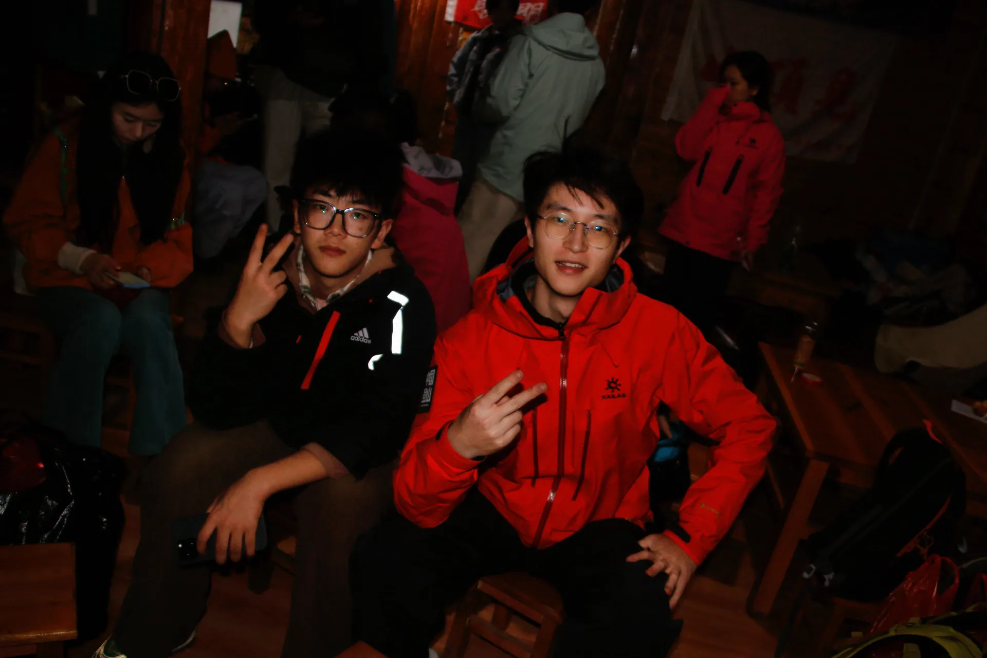 两名登山者在营地帐篷内合影