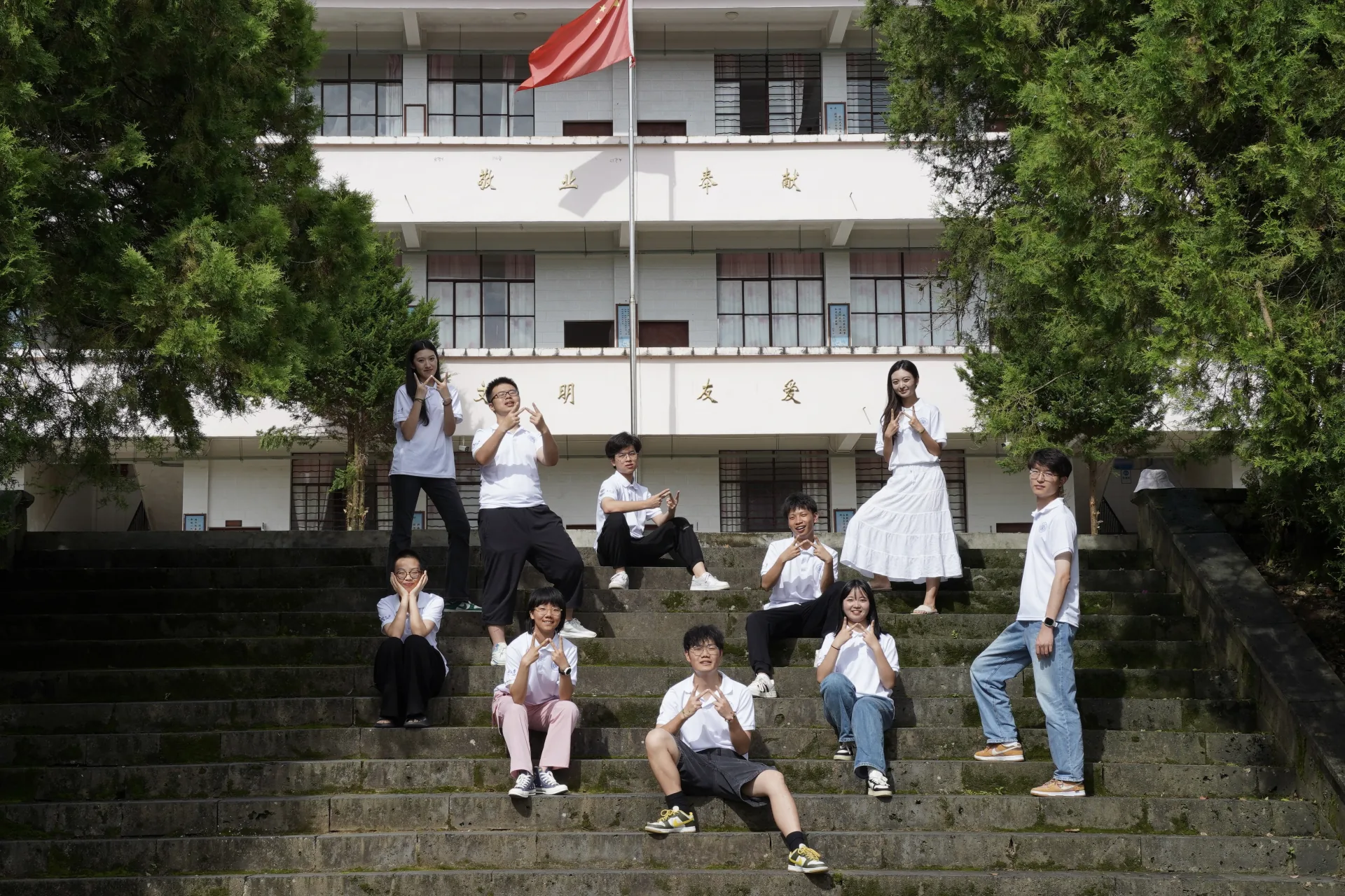 赴林夕华实践团在高黎贡完全小学教学楼前合影