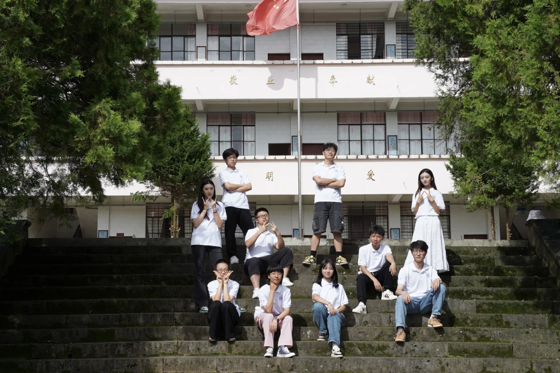 赴林夕华实践团成员在学校台阶上合影