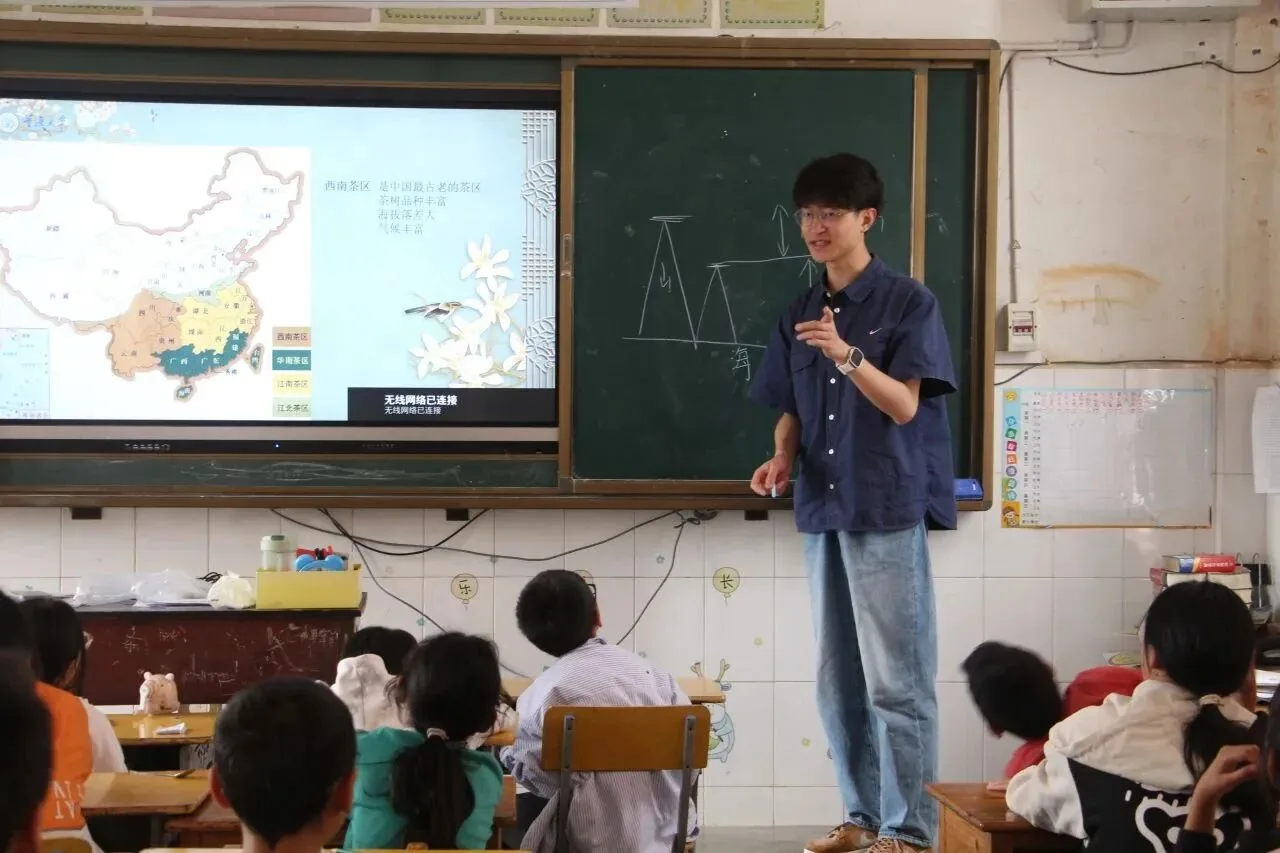 实践团队员在课堂讲授茶文化与茶叶产区