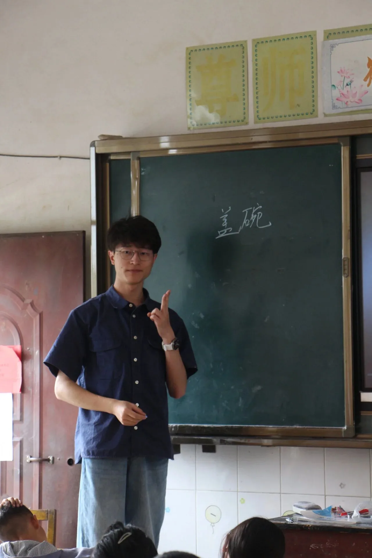 实践团队员在黑板前讲解盖碗与茶文化