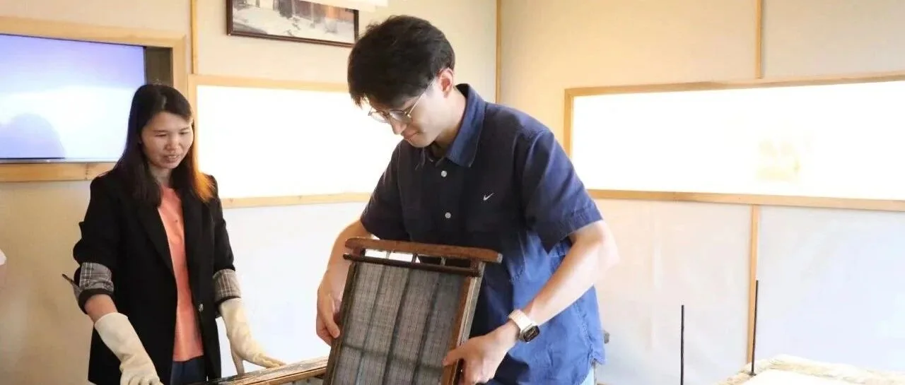 实践团队员在手工造纸馆体验抬起纸帘