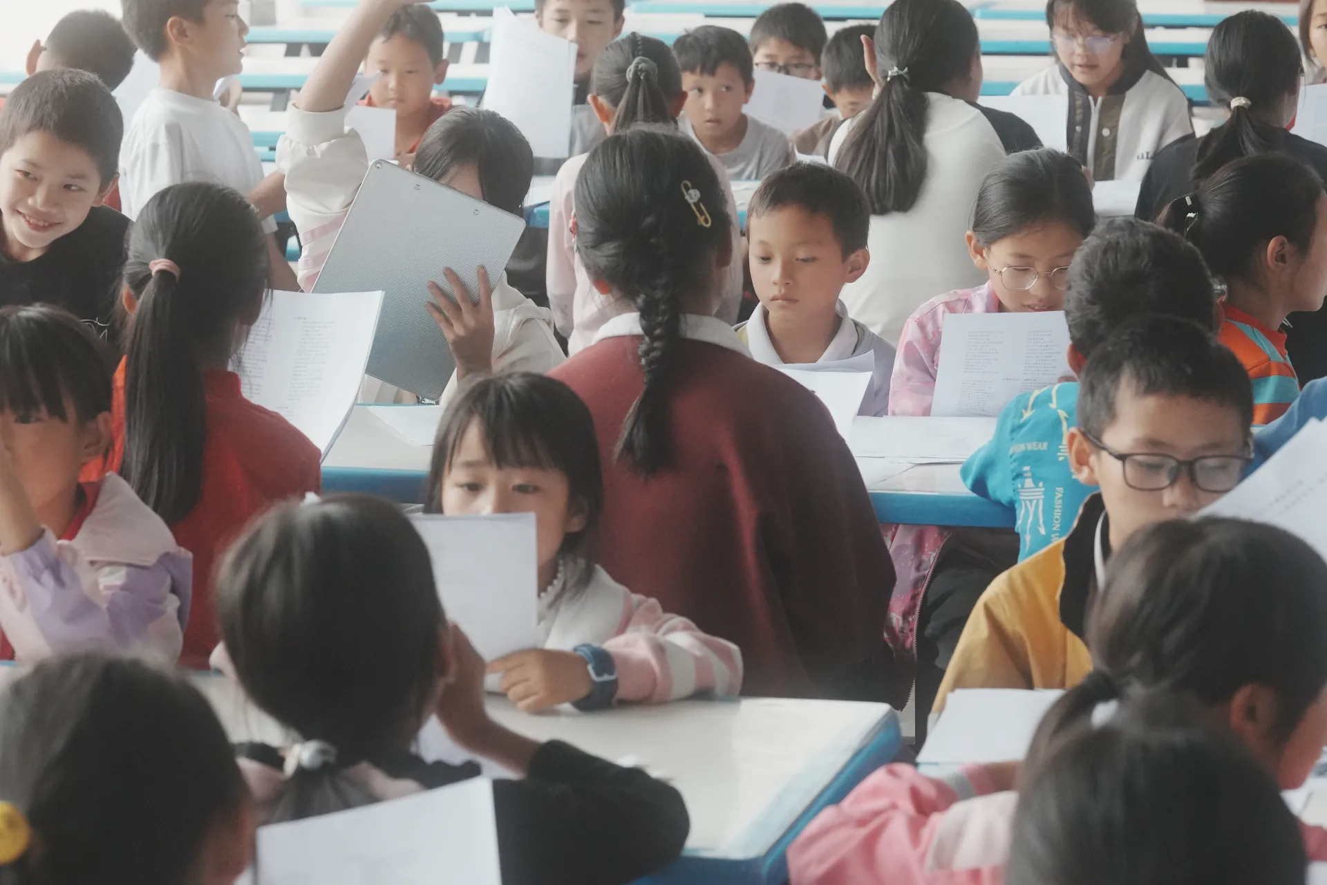 高黎贡完全小学学生在课堂中参与小组学习活动