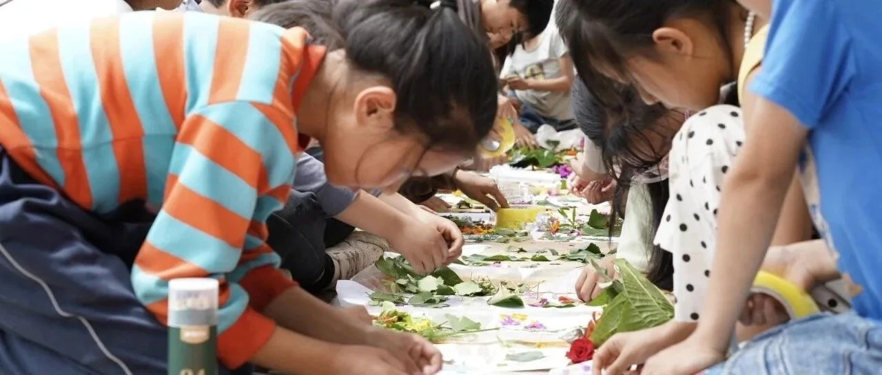 学生在美育课堂中使用植物材料制作手工作品
